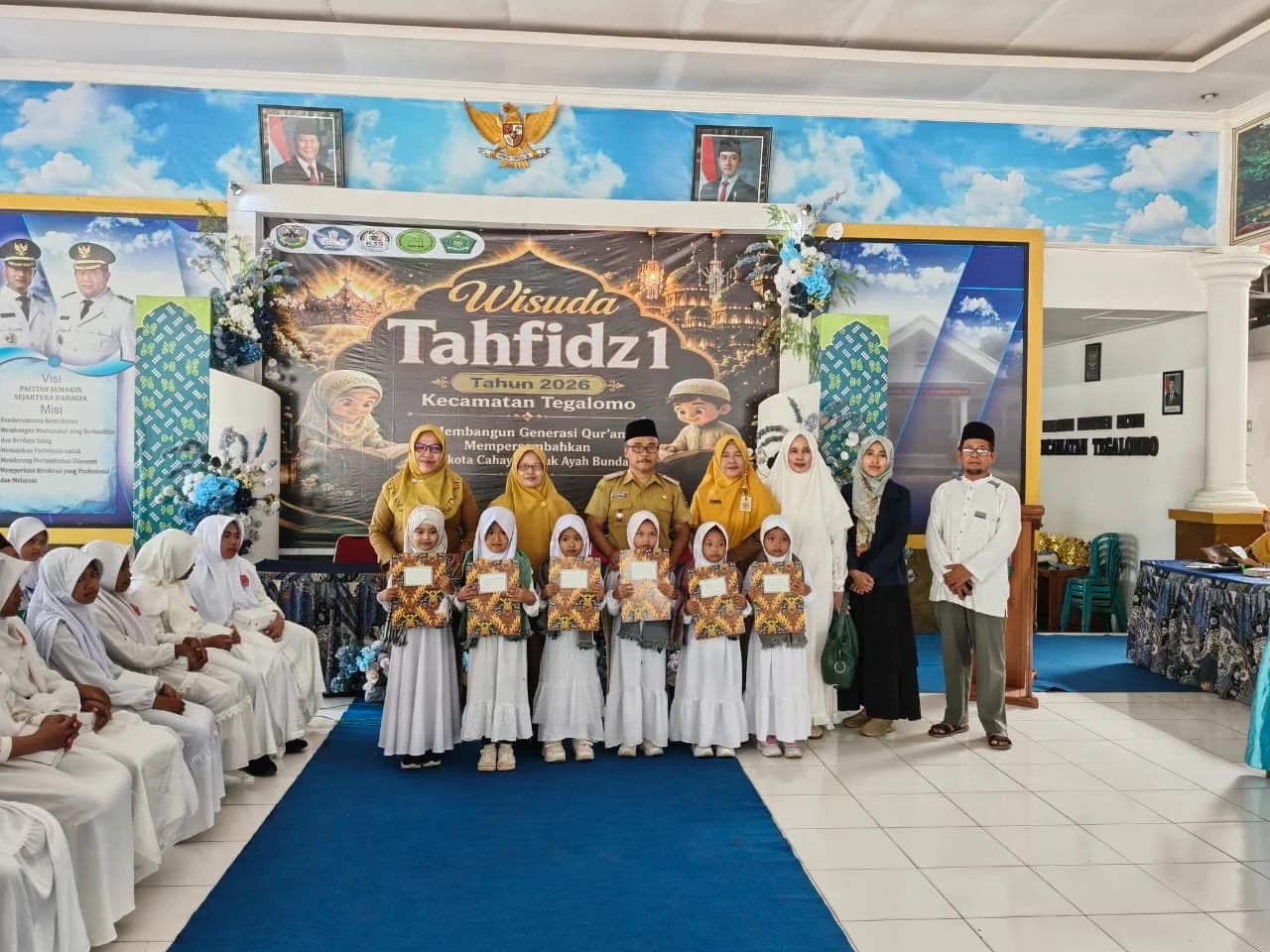 Peserta wisuda tahfidz mendapatkan piagam dari camat Tegalombo