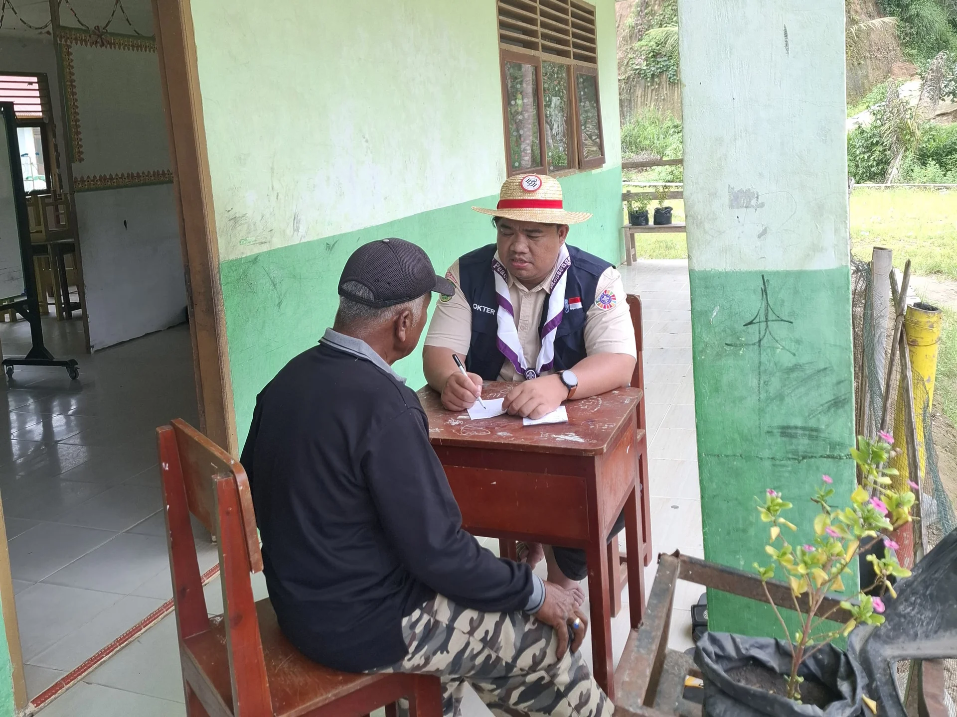 Sosok dr. Agustiawan, praktisi medis dan akademisi yang mendedikasikan kariernya untuk merawat sisi kemanusiaan pasien sekaligus mencerdaskan literasi kesehatan masyarakat.