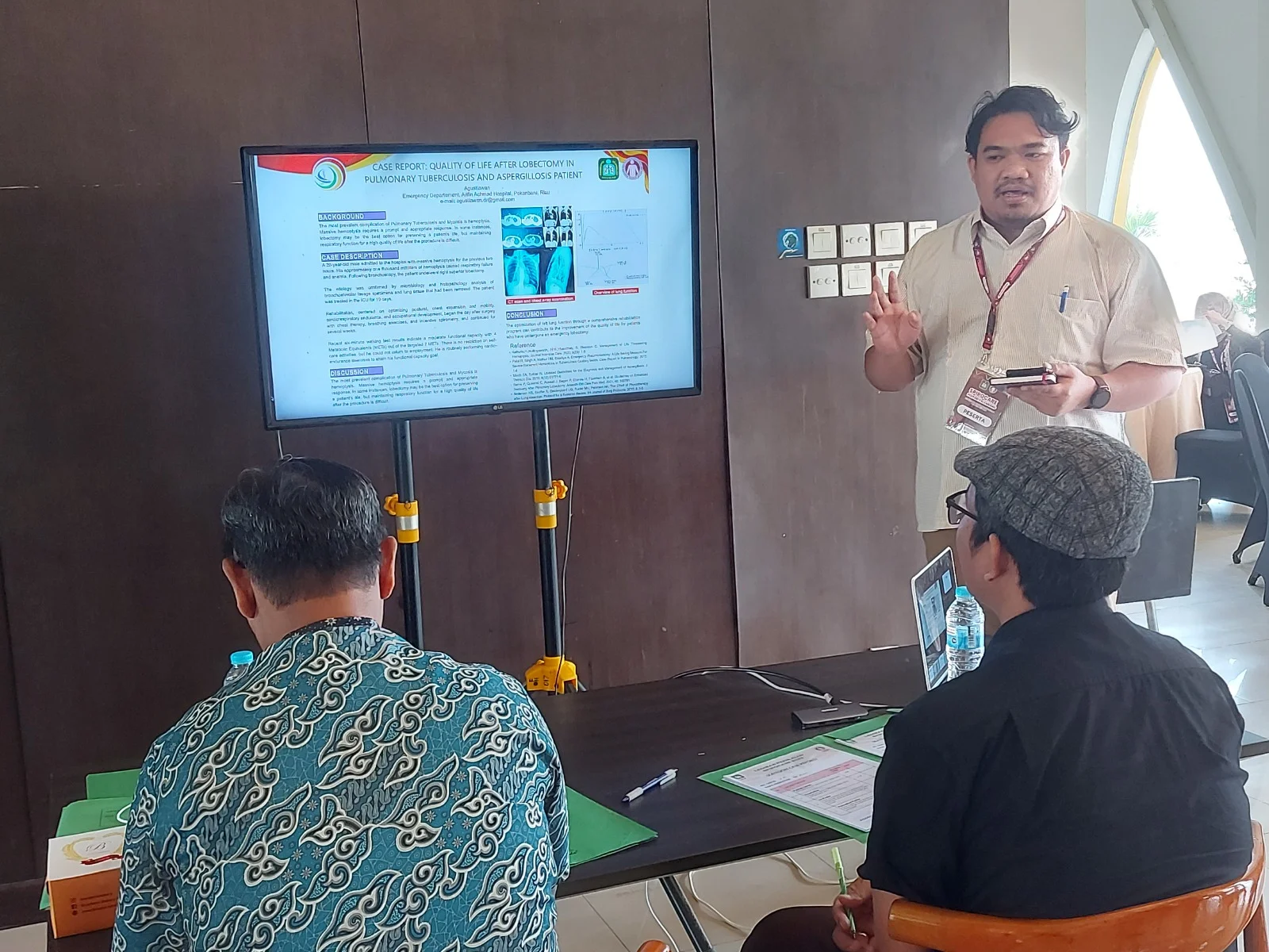 dr. Agustiawan, M.K.M., saat memaparkan pentingnya literasi masyarakat dalam menyaring misinformasi dan hoaks kesehatan yang marak di media sosial.