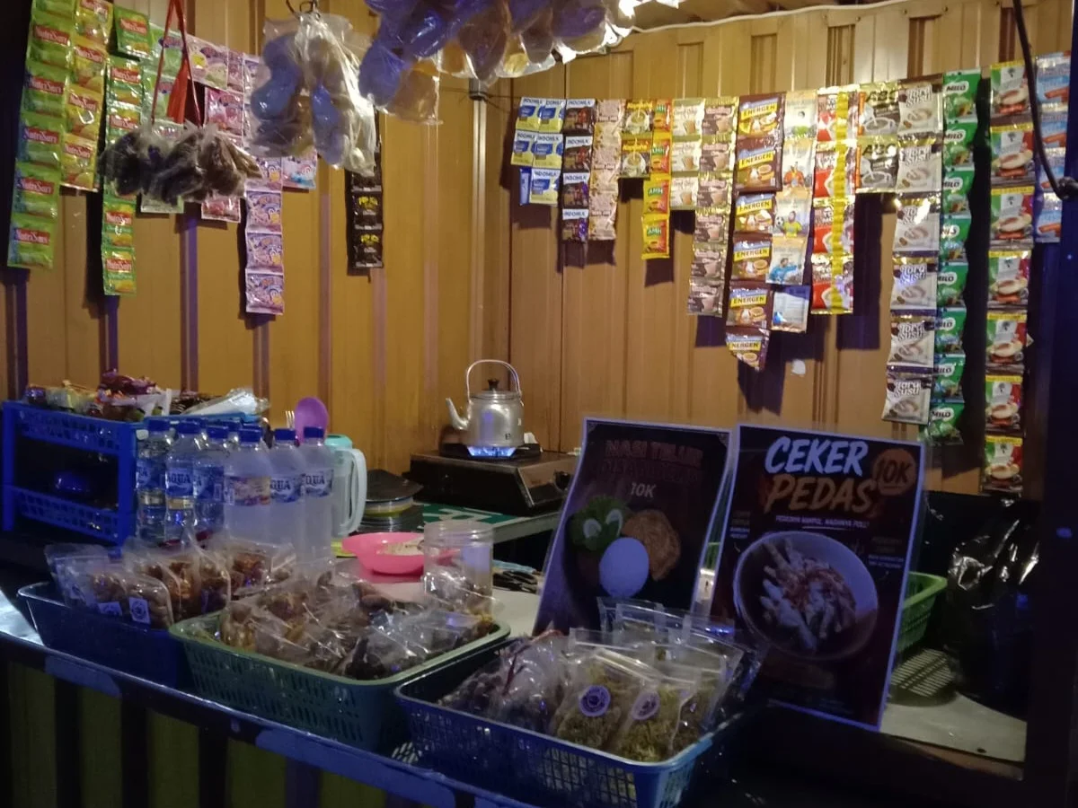 Tak hanya menyajikan ragam kuliner nikmat, Titik Nyangkruk juga memanjakan pelanggannya dengan fasilitas karaoke gratis yang membuat suasana malam makin hidup dan gayeng.