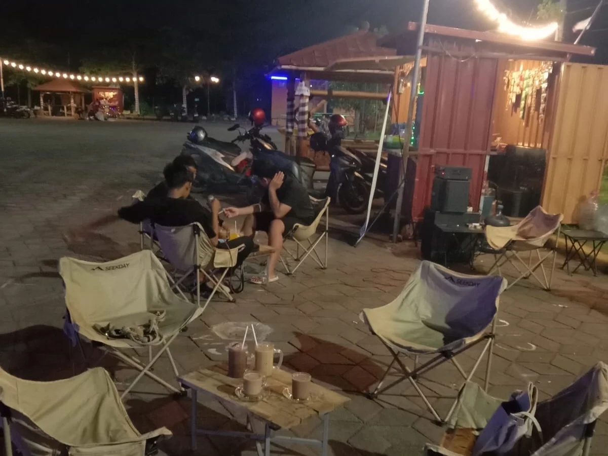 Suasana hangat di kedai Titik Nyangkruk, Pasar Loak Ketidur, Mojokerto. Sesuai namanya, tempat bersahaja ini menjadi lokasi favorit pelanggan untuk 'nyangkruk' atau berkumpul melepas penat.
