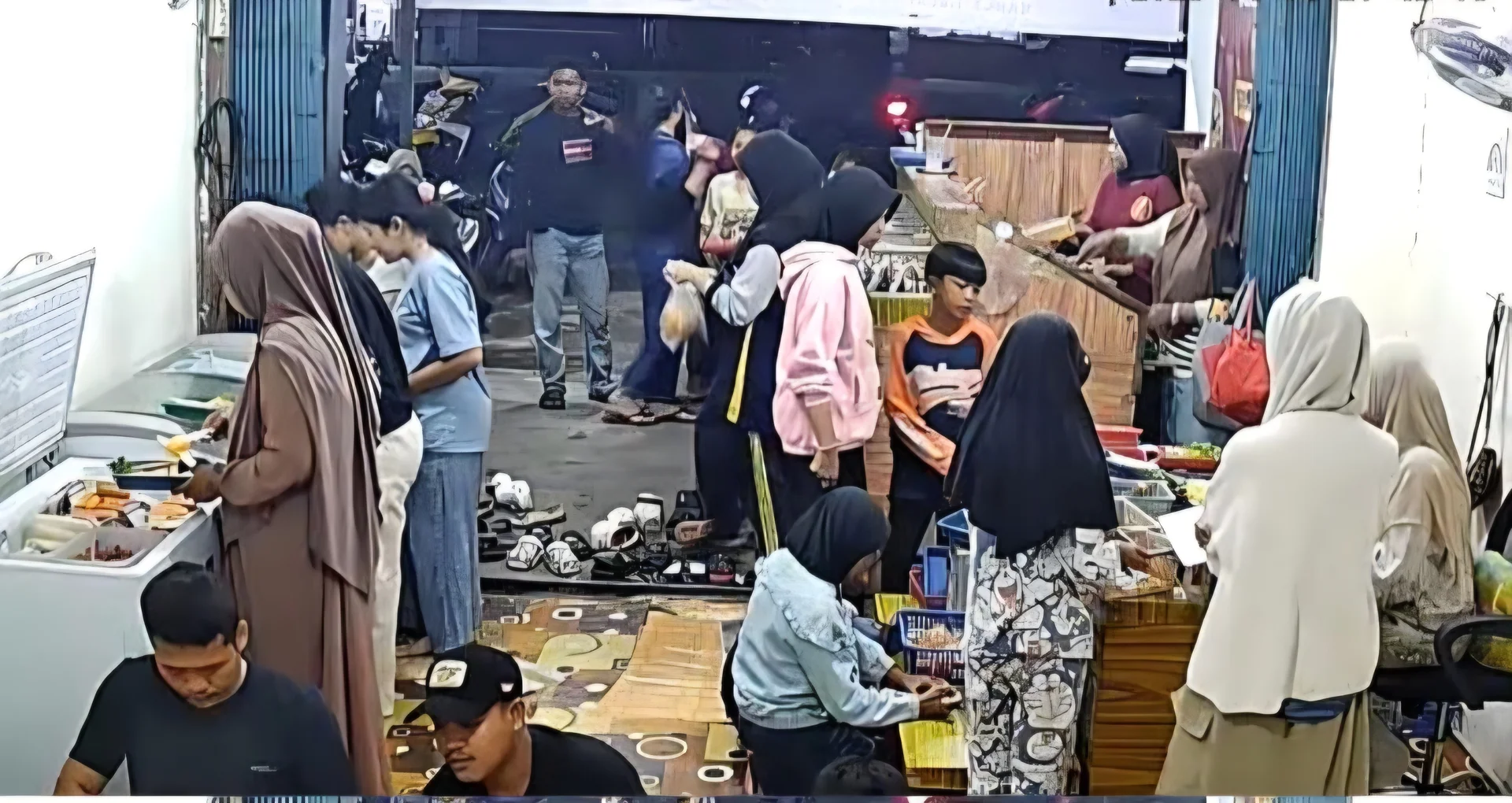 Suasana antusiasme pelanggan saat asyik meracik pesanan di area etalase. Konsep prasmanan yang membebaskan pembeli memilih aneka varian topping menjadi daya tarik utama yang membuat Seblak Prasmanan Teh Meli selalu ramai dikunjungi.