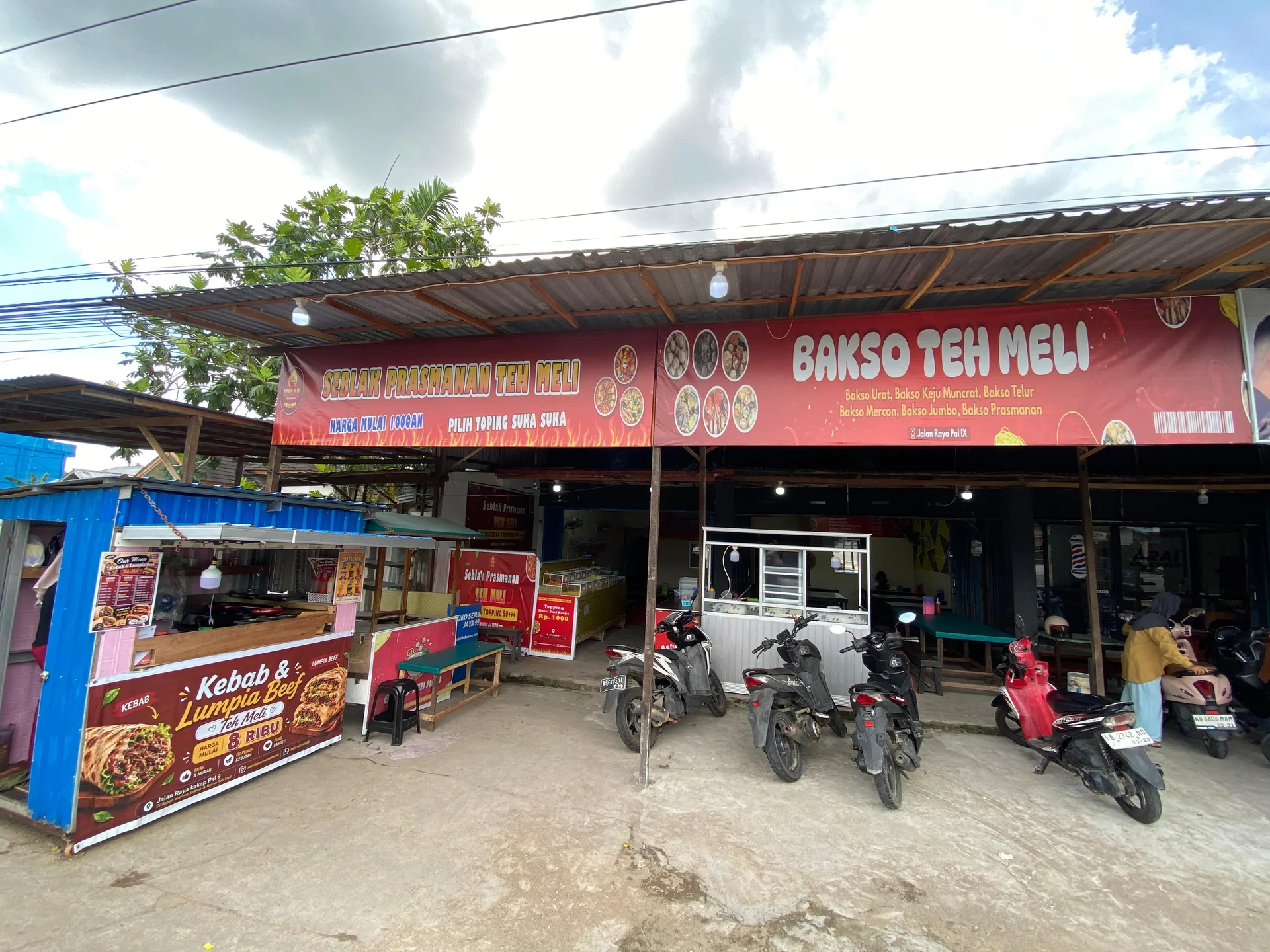 Tampak depan gerai Seblak Prasmanan Teh Meli yang sederhana namun selalu mengundang selera. Dari tempat inilah, Meli Maria merajut mimpi besarnya dan membuktikan bahwa bisnis kuliner yang dikelola dengan tekun akan selalu menemukan pasarnya.