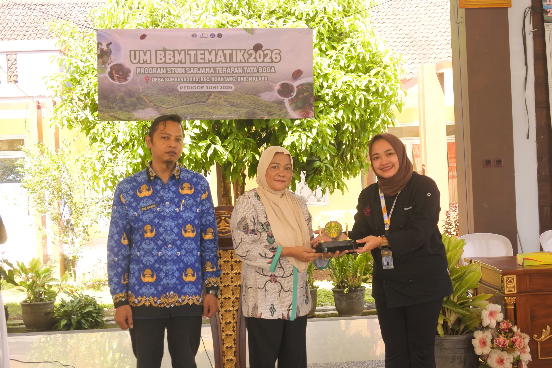 Penyerahan vandel workshop oleh koordinator desa