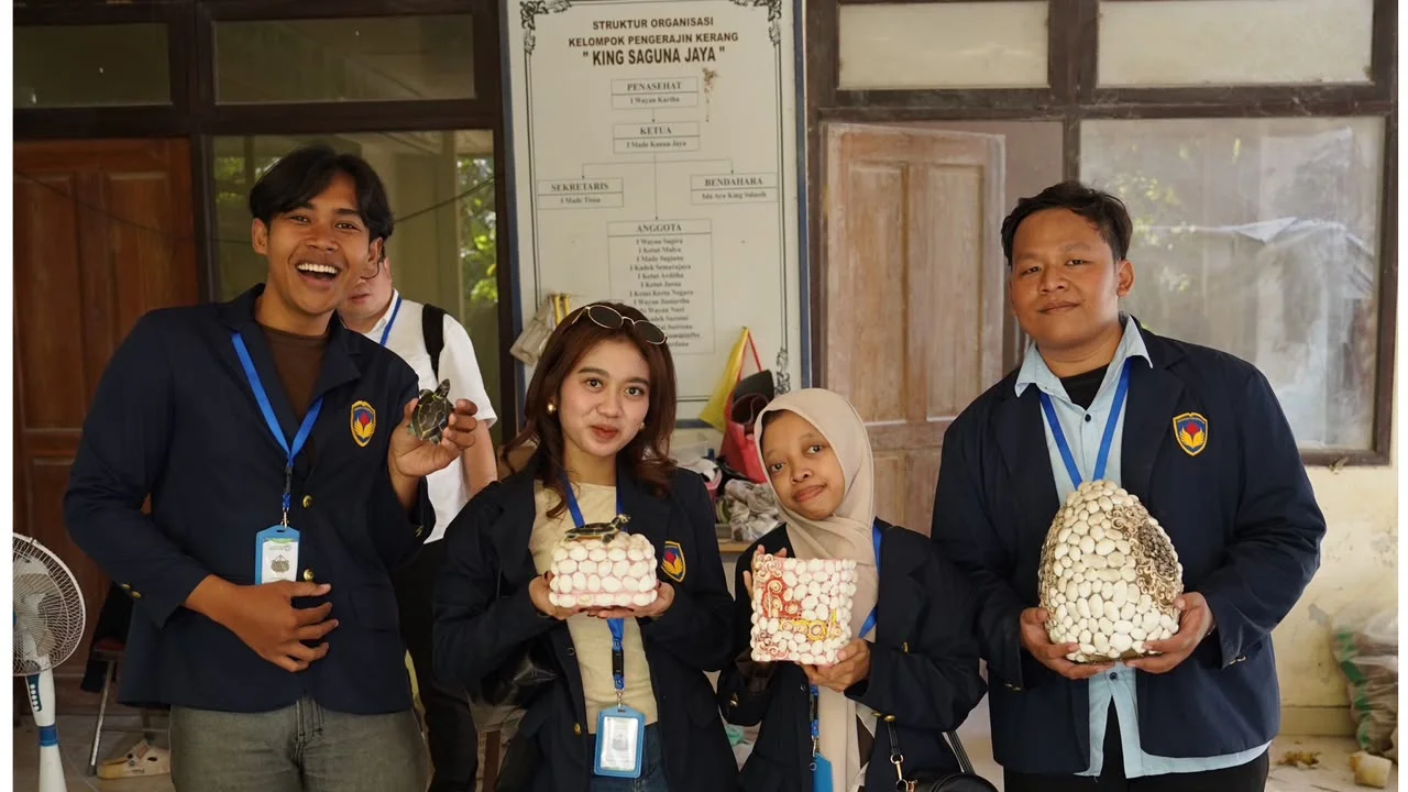 Foto Tim dengan Kerajinan Berbahan Limbah Kerang