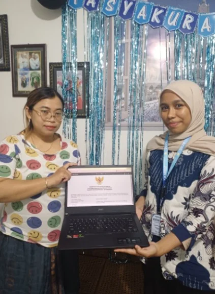 Pelaku UMKM menunjukkan Nomor Induk Berusaha (NIB) yang telah berhasil diterbitkan.