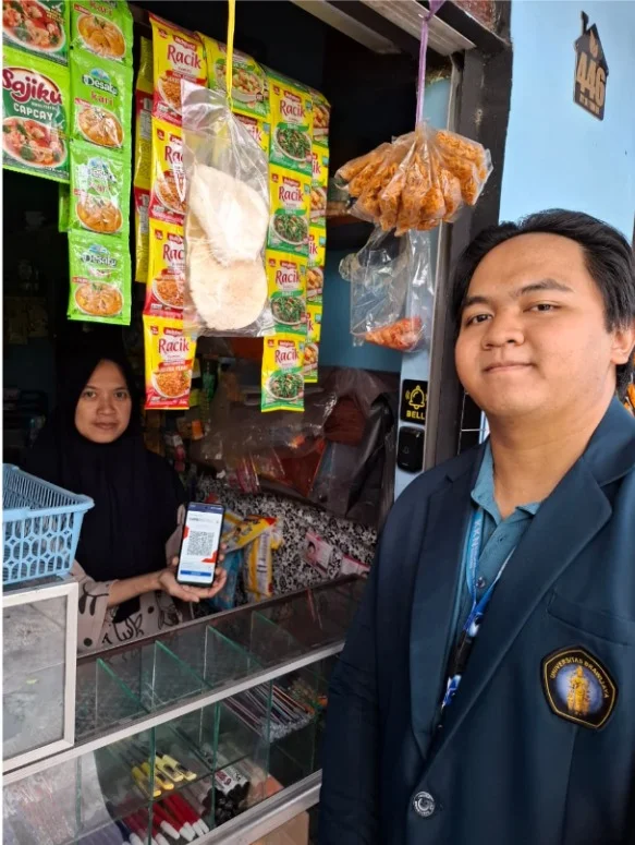 Pendampingan pembuatan QRIS bagi pelaku UMKM untuk mempermudah transaksi pembayaran digital.