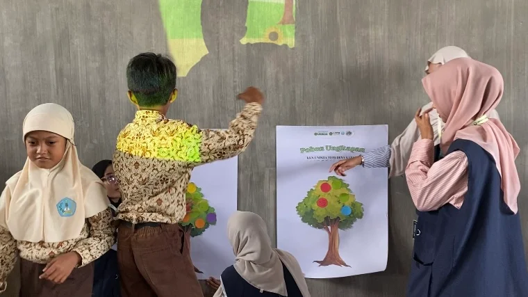 Penggunaan media "Pohon Ungkapan" dalam Safari Edukasi Anti-Perundungan oleh mahasiswa KKN Unisda