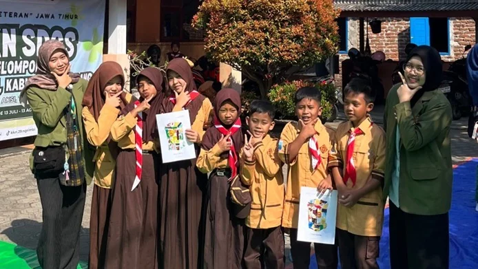 Foto bersama siswa dengan Kelomok KKN UPN Veteran Jawa Timur