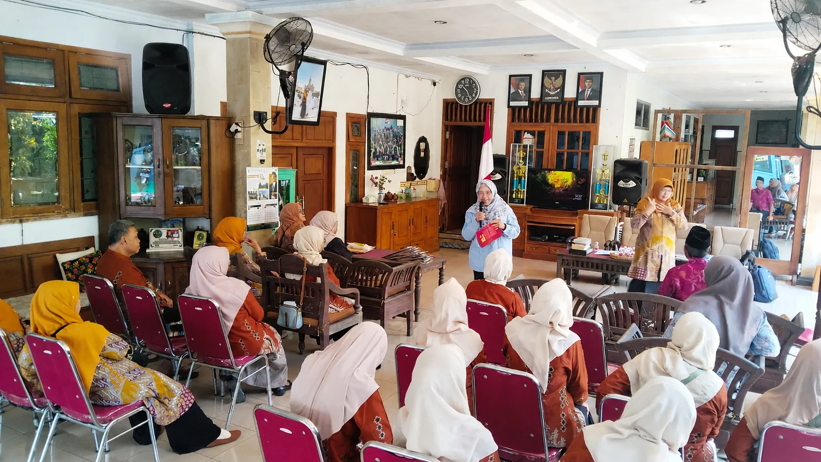 Kepala Pusat Literasi Unesa saat menyampaikan materi dalam Peningkatan Kualitas Kehidupan Lansia Melalui Terapi Literasi Pojok Baca