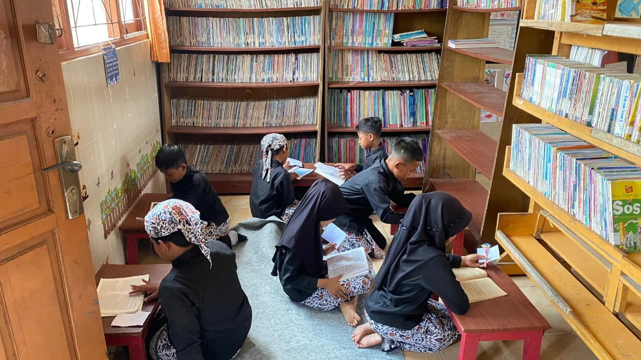 Praktik SOP perpustakaan oleh siswa-siswi SD Negeri Sambangrejo