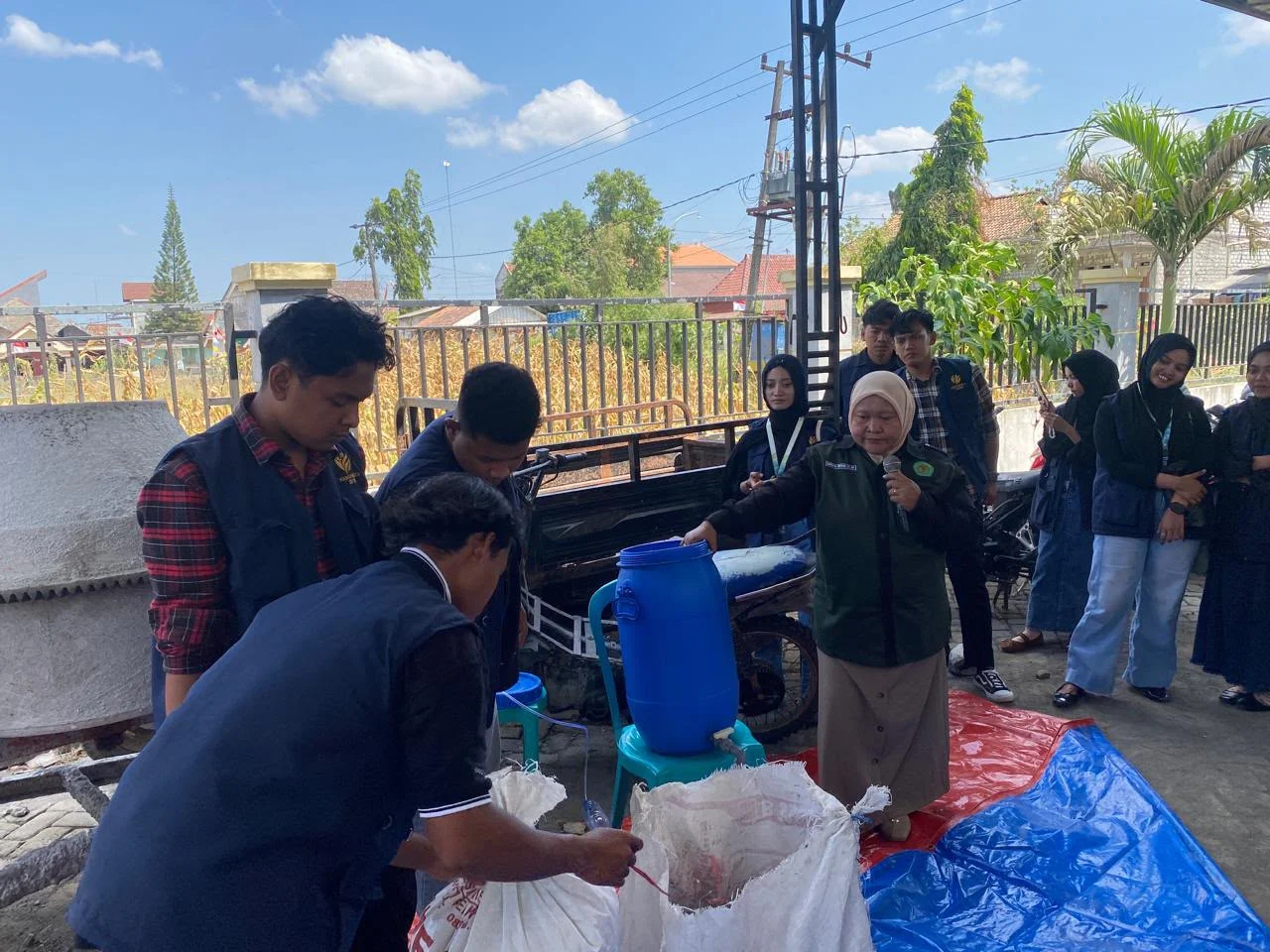 Praktik pembuatan Pupuk Organik Cair (POC) dan Bokashi oleh mahasiswa KKN UNISDA bersama warga Desa Garung.