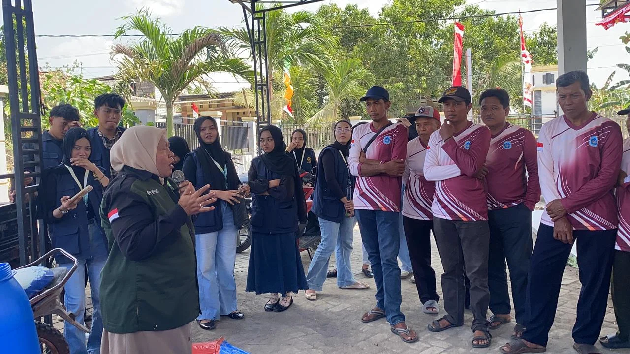 Antusiasme warga Desa Garung saat mengikuti pelatihan pembuatan POC dan Bokashi.