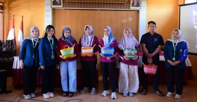 Foto bersama penyerahan cenderamata
