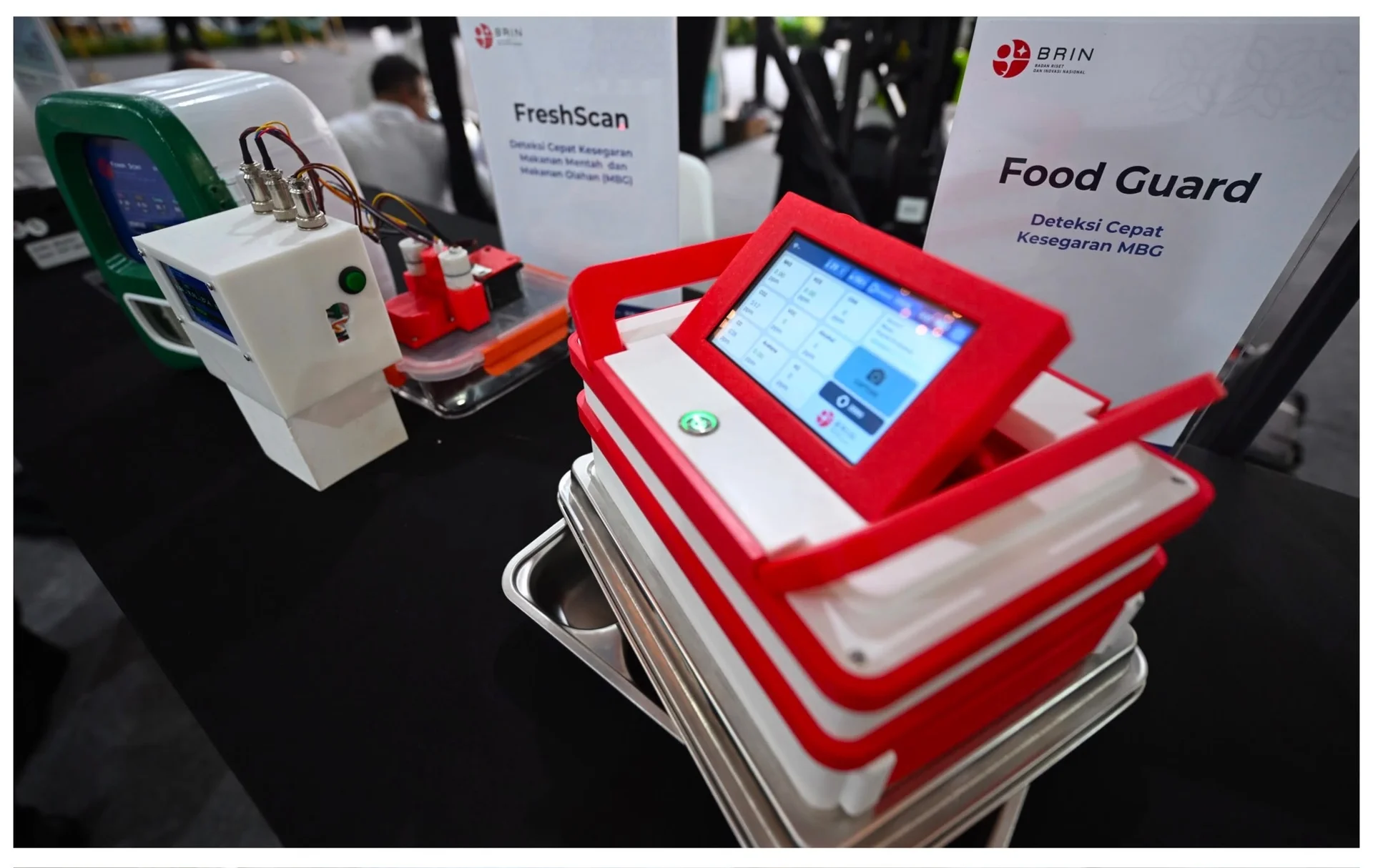 Food Guard dan FreshScan karya BRIN ditampilkan sebagai teknologi pendeteksi kesegaran makanan untuk mendukung keamanan pangan program MBG.