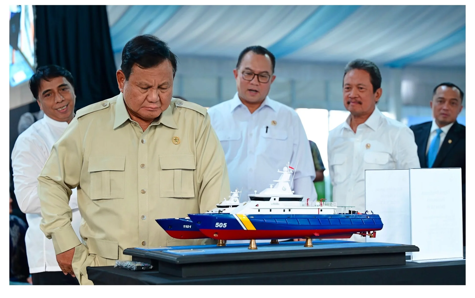 Presiden Prabowo Subianto mengamati model inovasi kapal karya periset BRIN dalam pameran teknologi strategis di Istana Merdeka, Jakarta.