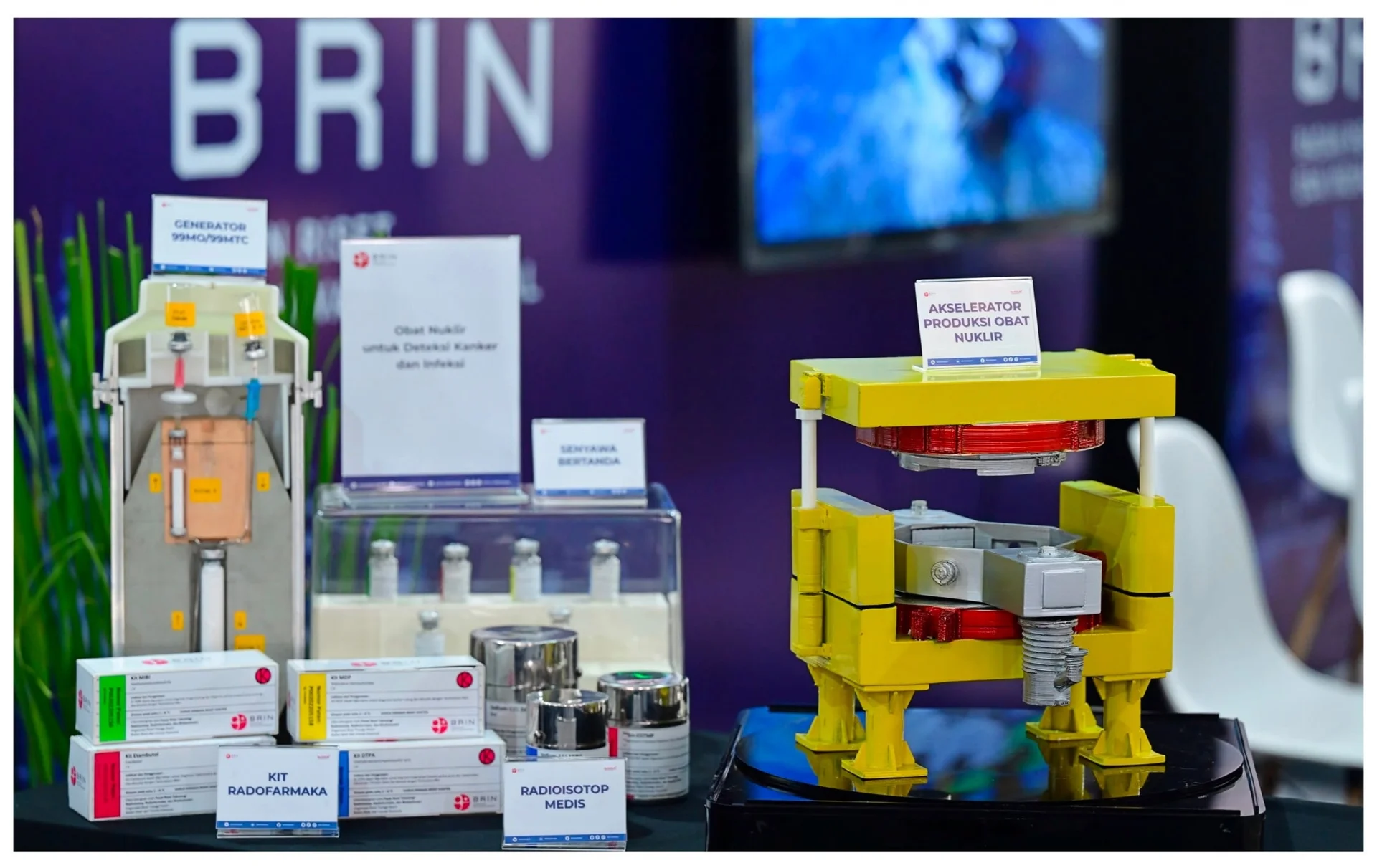 BRIN memperkenalkan teknologi akselerator produksi obat nuklir dan kit radiofarmaka sebagai inovasi di bidang kesehatan.