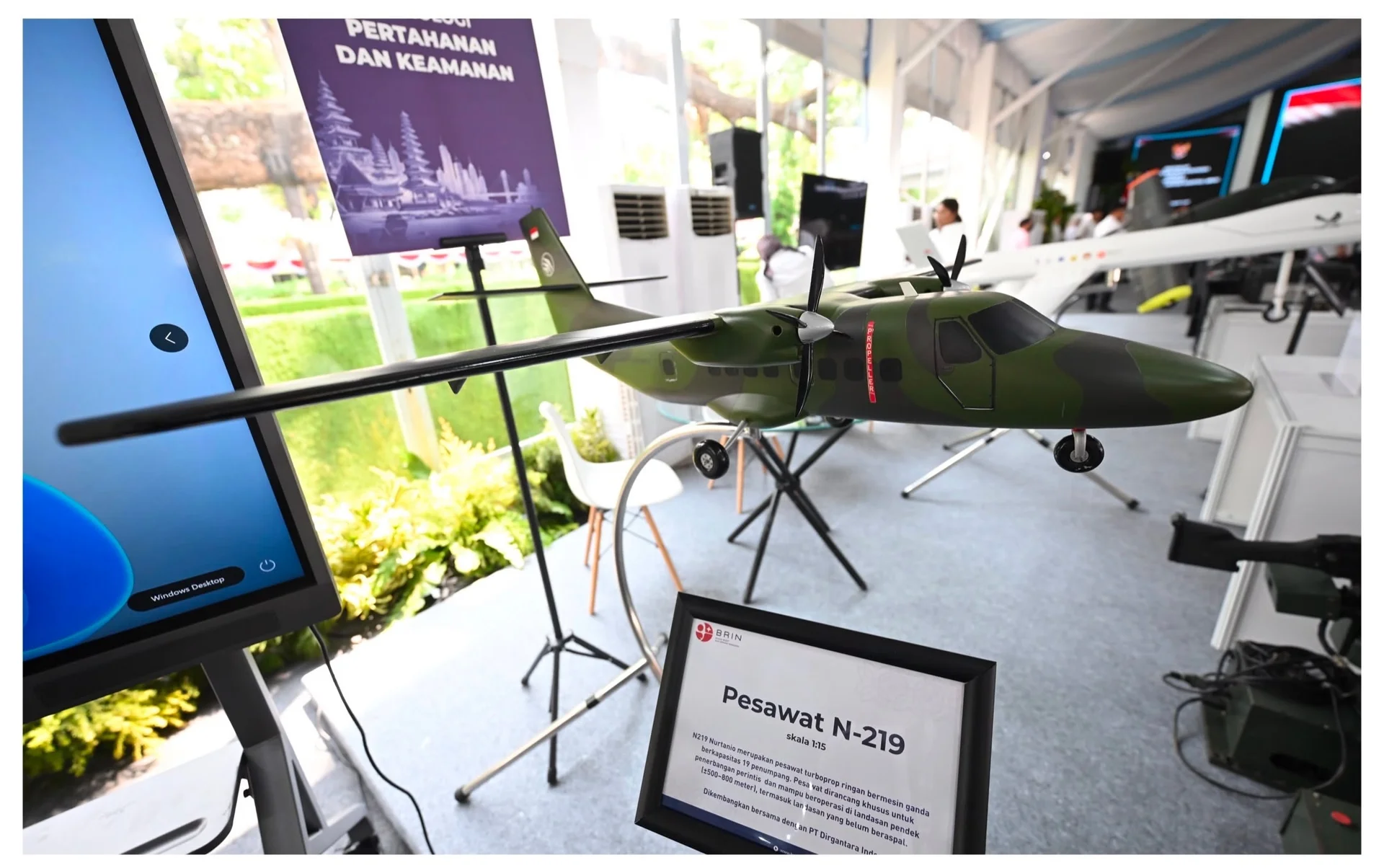 Pesawat N-219 menjadi salah satu inovasi teknologi dirgantara yang ditampilkan dalam pameran hasil riset strategis BRIN.