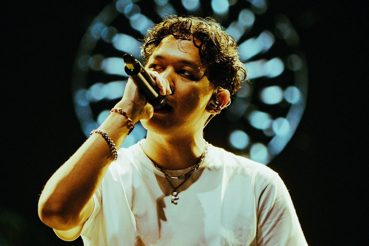 Baskara, vokalis Hindia saat aksi panggungnya dalam sebuah konser