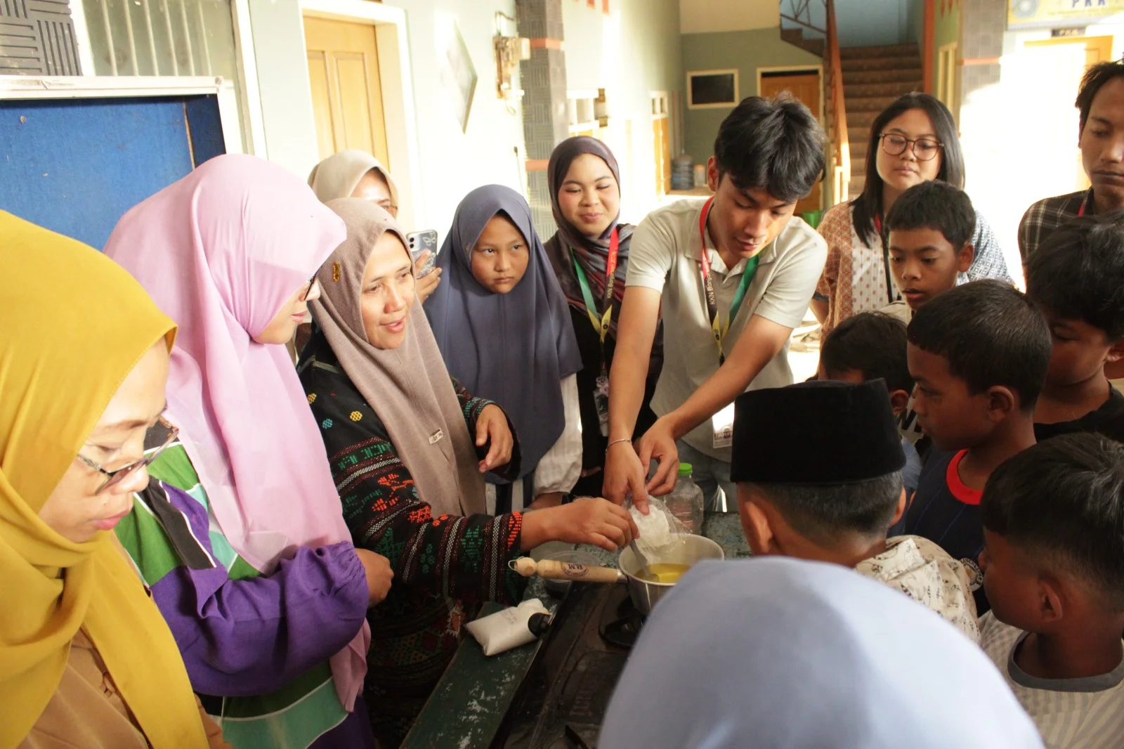Praktik pembuatan lilin aromatik bersama ibu-ibu PKK dan anak-anak