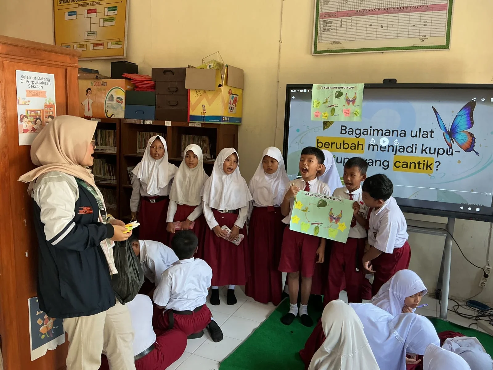 Siswa melakukan presentase hasil karyanya