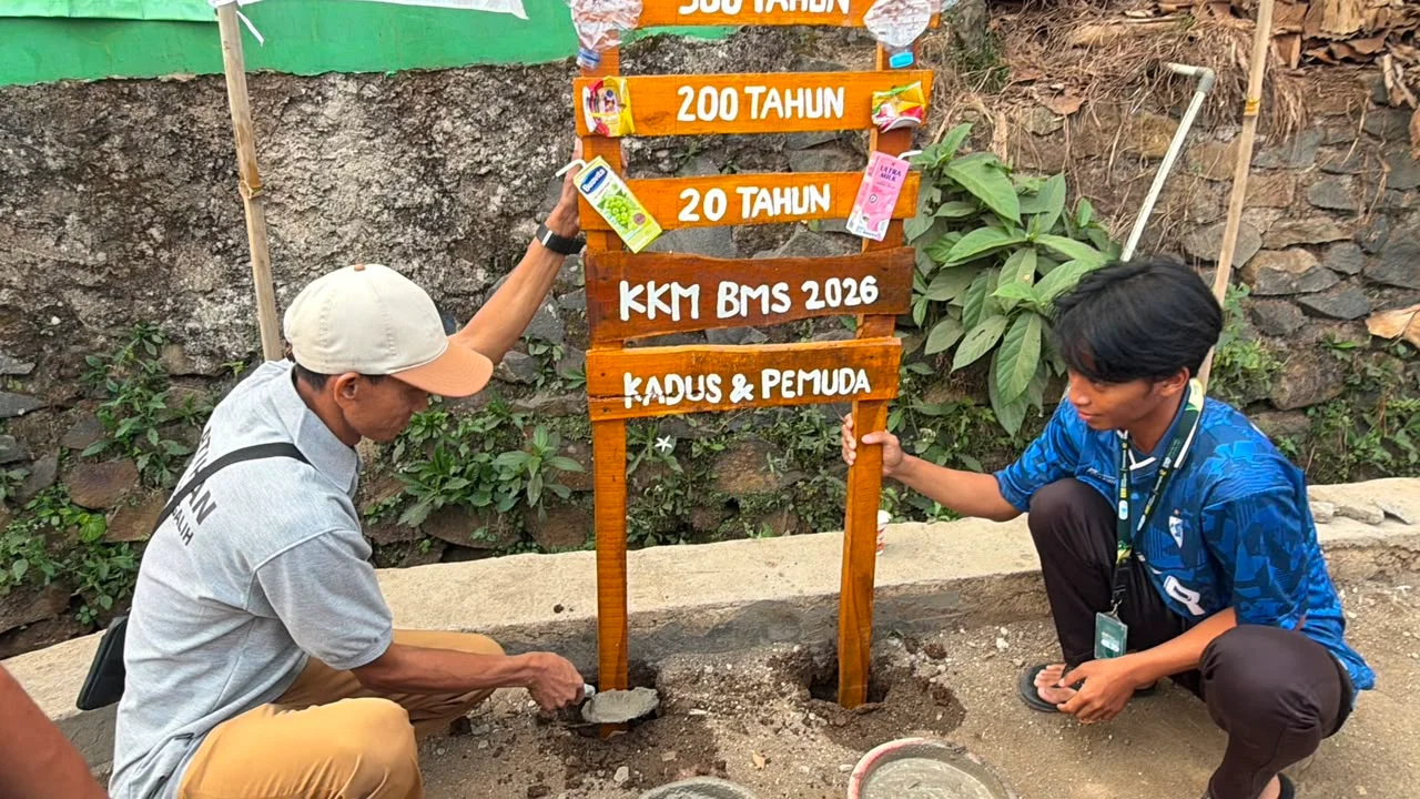 Proses pemasangan papan edukasi lama terurainya sampah