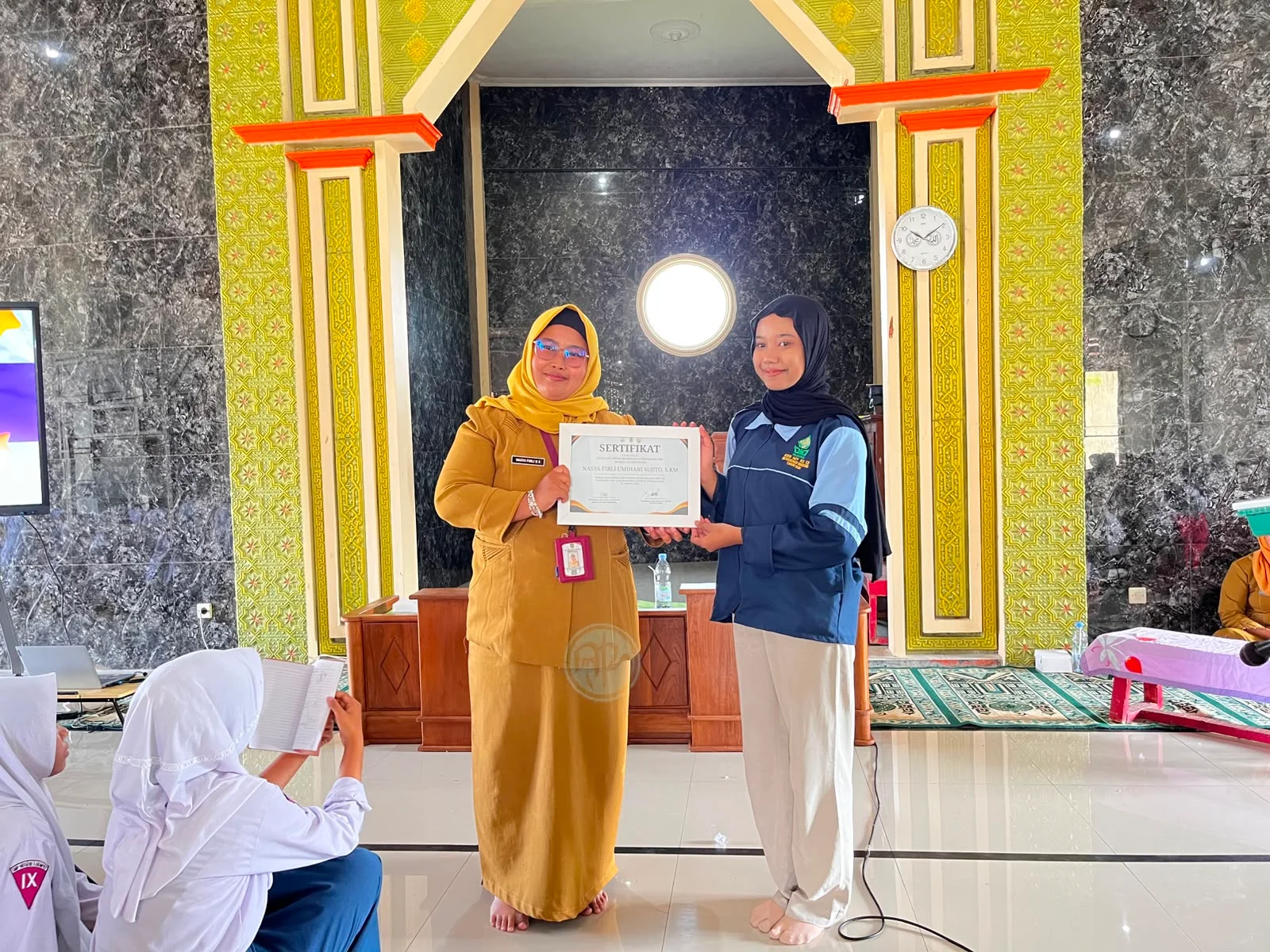 Penyerahan Sertifikat Kepada dinas kesehatan oleh koordinator desa kelompok KKN Posko 134.