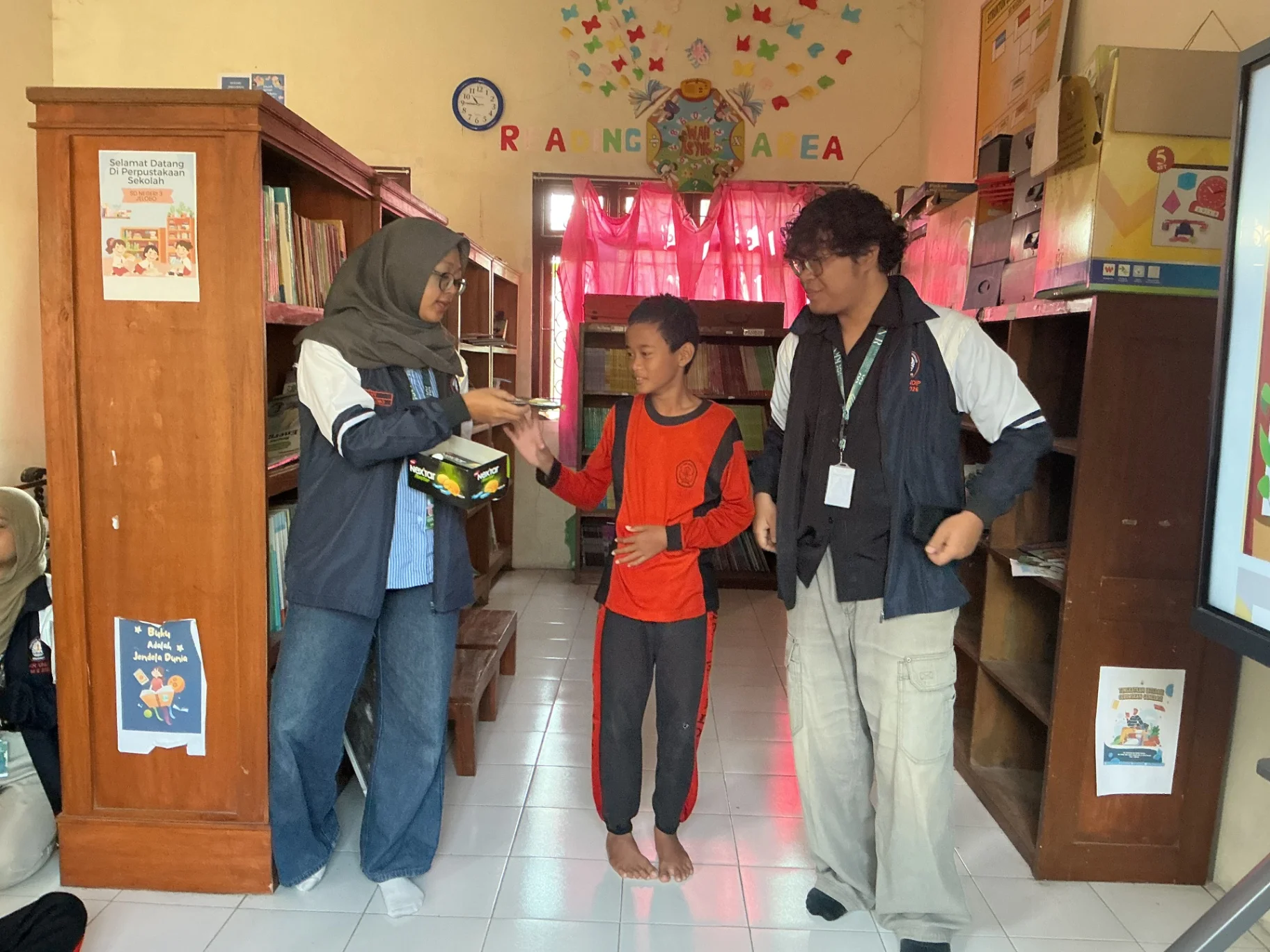 Siswa mendapatkan hadiah setelah menjawab pertanyaan tebak gambar
