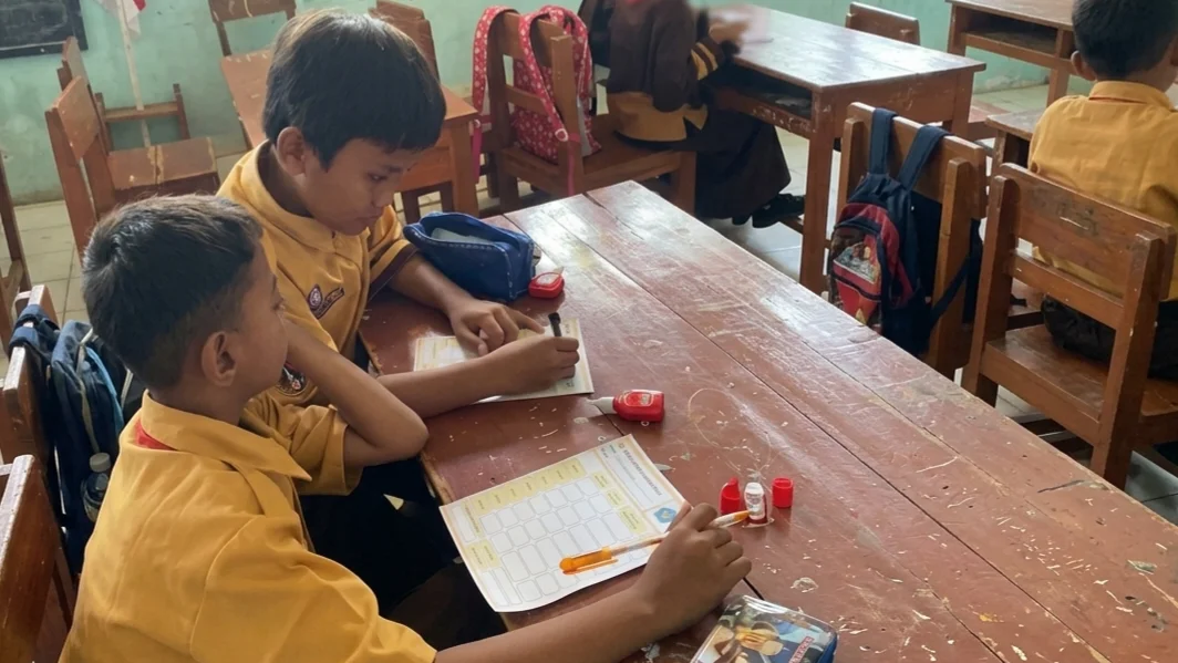 Siswa sedang menulis