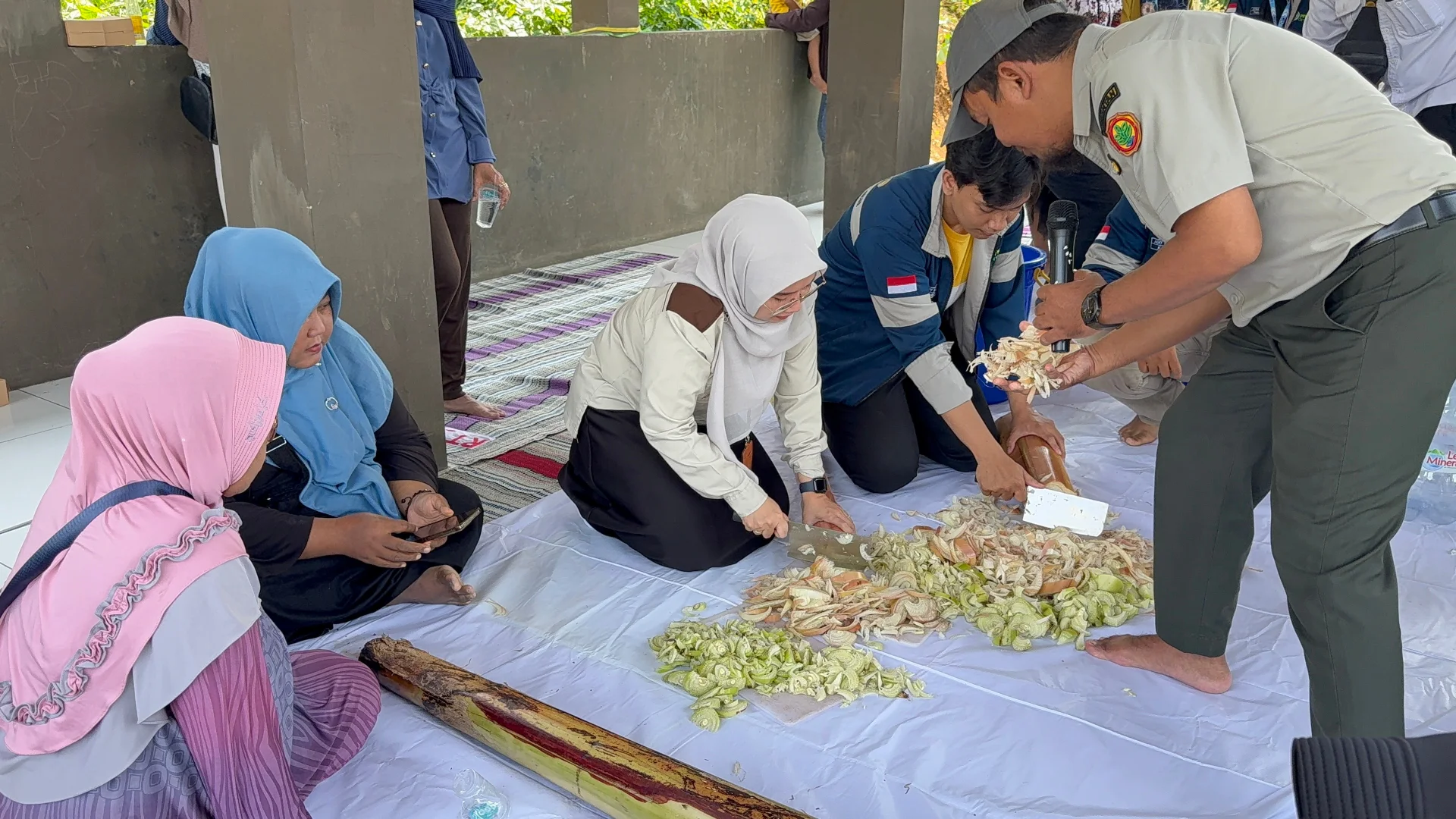 Sesi demonstrasi pencacahan gedebog untuk pembuatan poc limbah pisang bersama BPP Kecamatan Gunungpati