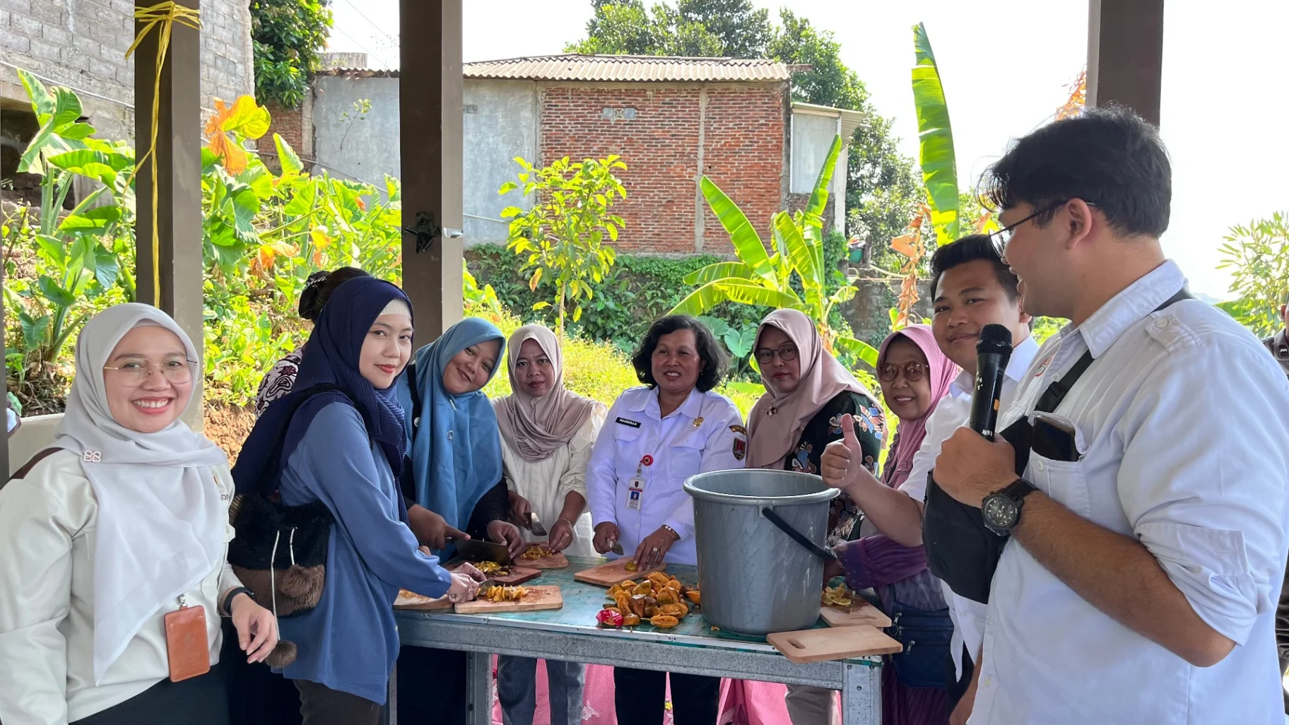 Sesi demonstrasi langsung pembuatan eco enzyme oleh warga bersama Sekcam Gunungpati, dibimbing langsung oleh DLH Kota Semarang.