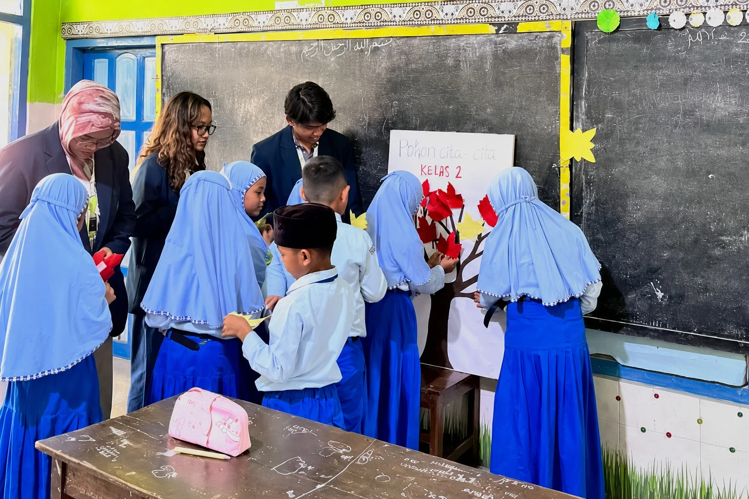 Mahasiswa FISIP Bakti Desa (FBD) Kelompok 56 Universitas Brawijaya mendampingi siswa kelas I–III MI Islamiyah Soso dalam kegiatan membuat Pohon Cita-Cita sebagai bagian dari Program Generasi Emas pada rangkaian MATAMUDA Tahun Ajaran 2026/2027.