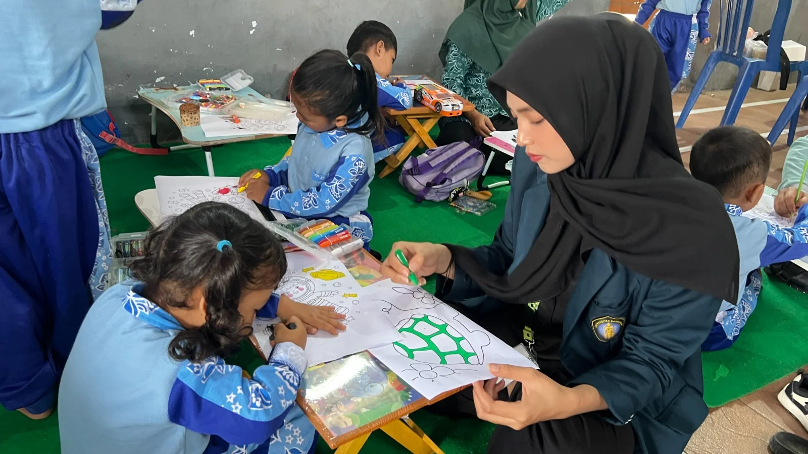 Kegiatan Mewarnai Dipandu Oleh Mahasiswa FISIP Bakti Desa (FBD) Kelompok 56 Universitas Brawijaya, Program Kerja Orang Tua Cerdas, Anak Berkualitas di Balai Desa Soso.