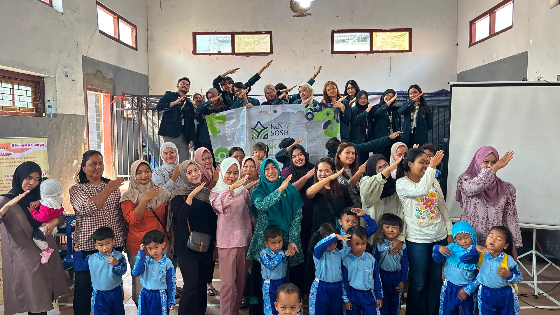Dokumentasi dengan Peserta bersama Mahasiswa FISIP Bakti Desa (FBD) Kelompok 56 Universitas Brawijaya, Program Kerja Orang Tua Cerdas, Anak Berkualitas di Balai Desa Soso.