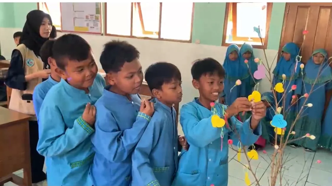 Pohon harapan siswa MI Islam Nurul Ketro