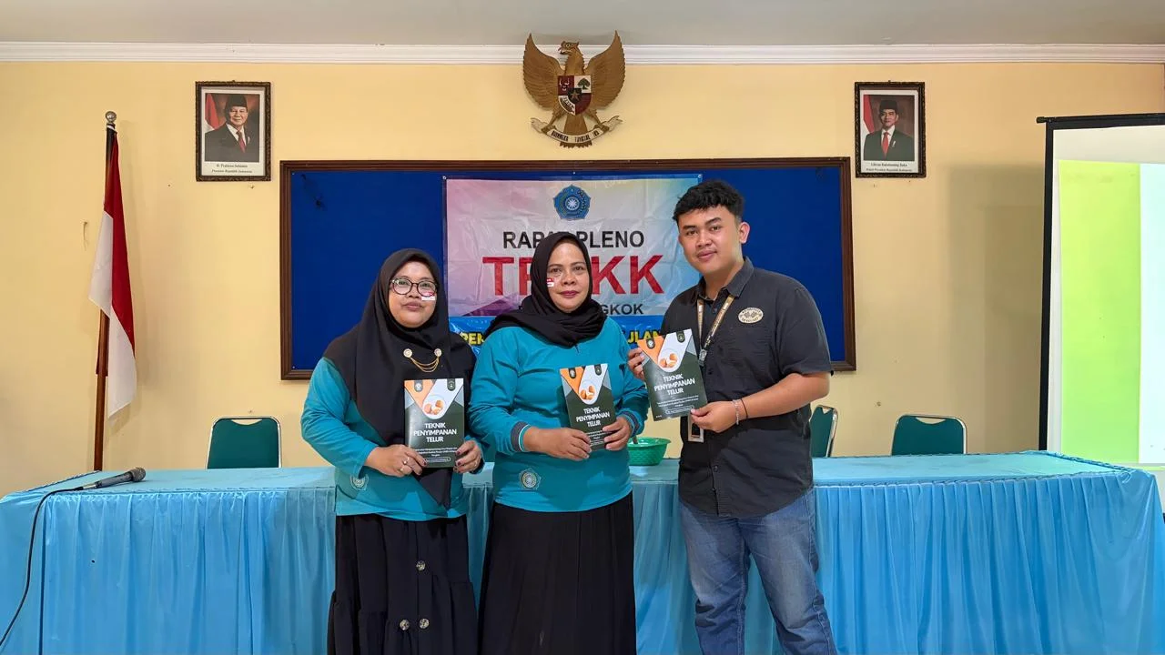 Penyerahan modul panduan dalam menerapkan teknik penyimpanan telur yang tepat di rumah