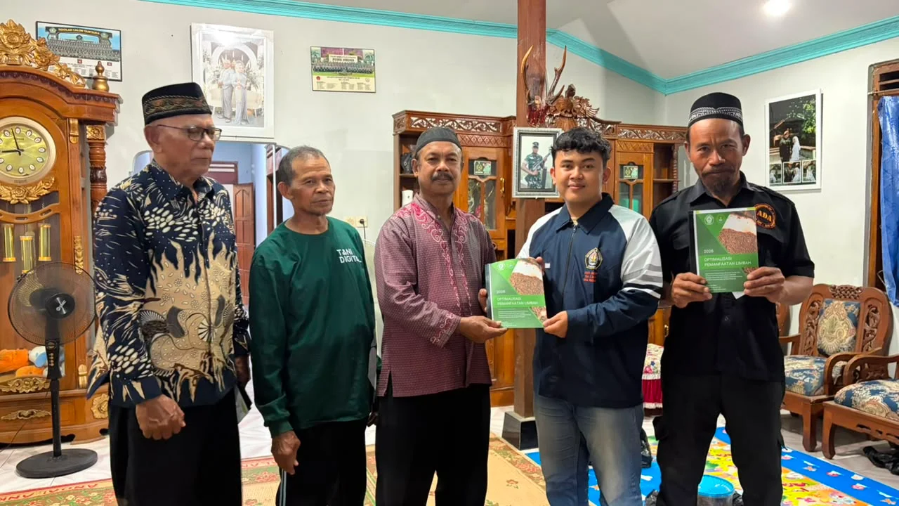 Penyerahan modul tahapan pembuatan pupuk kompos
