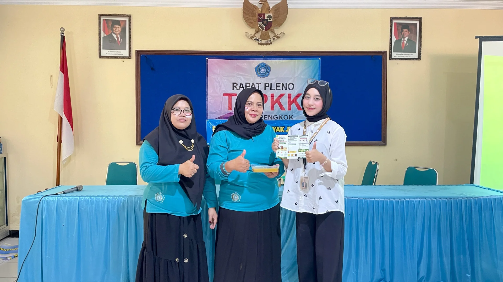 Foto bersama pemateri dan ibu-ibu PKK Desa Pengkok