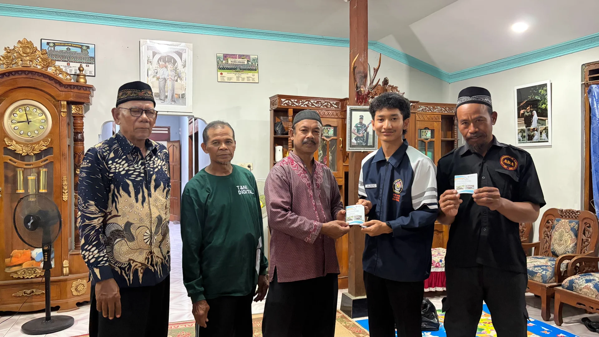Penyerahan buku saku perawatan dasar alsintan