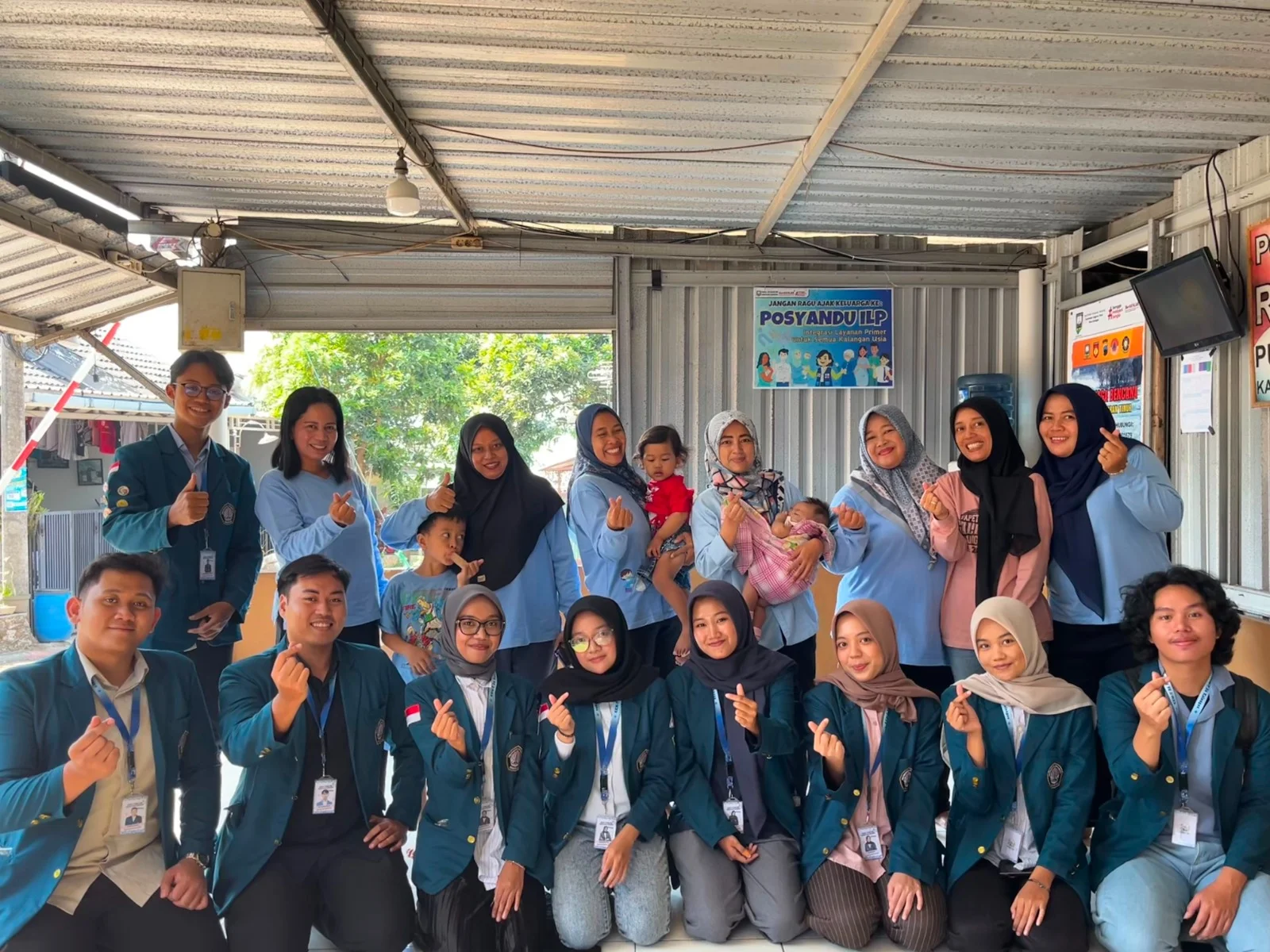 Foto bersama kader posyandu RW 15 Desa Kalongan