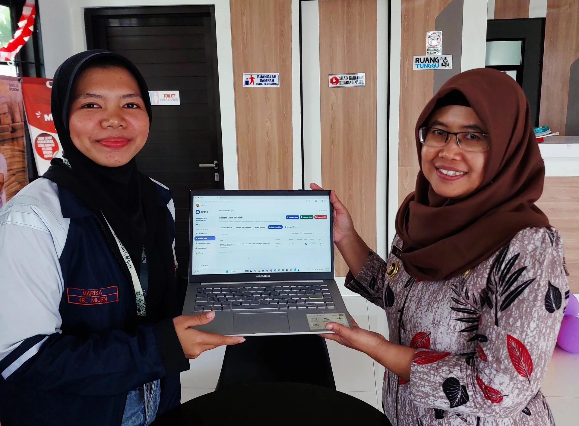 Penyerahan Jurnal Hasil Kualitas Air Sendang Kemantren kepada Ibu Lurah Mijen