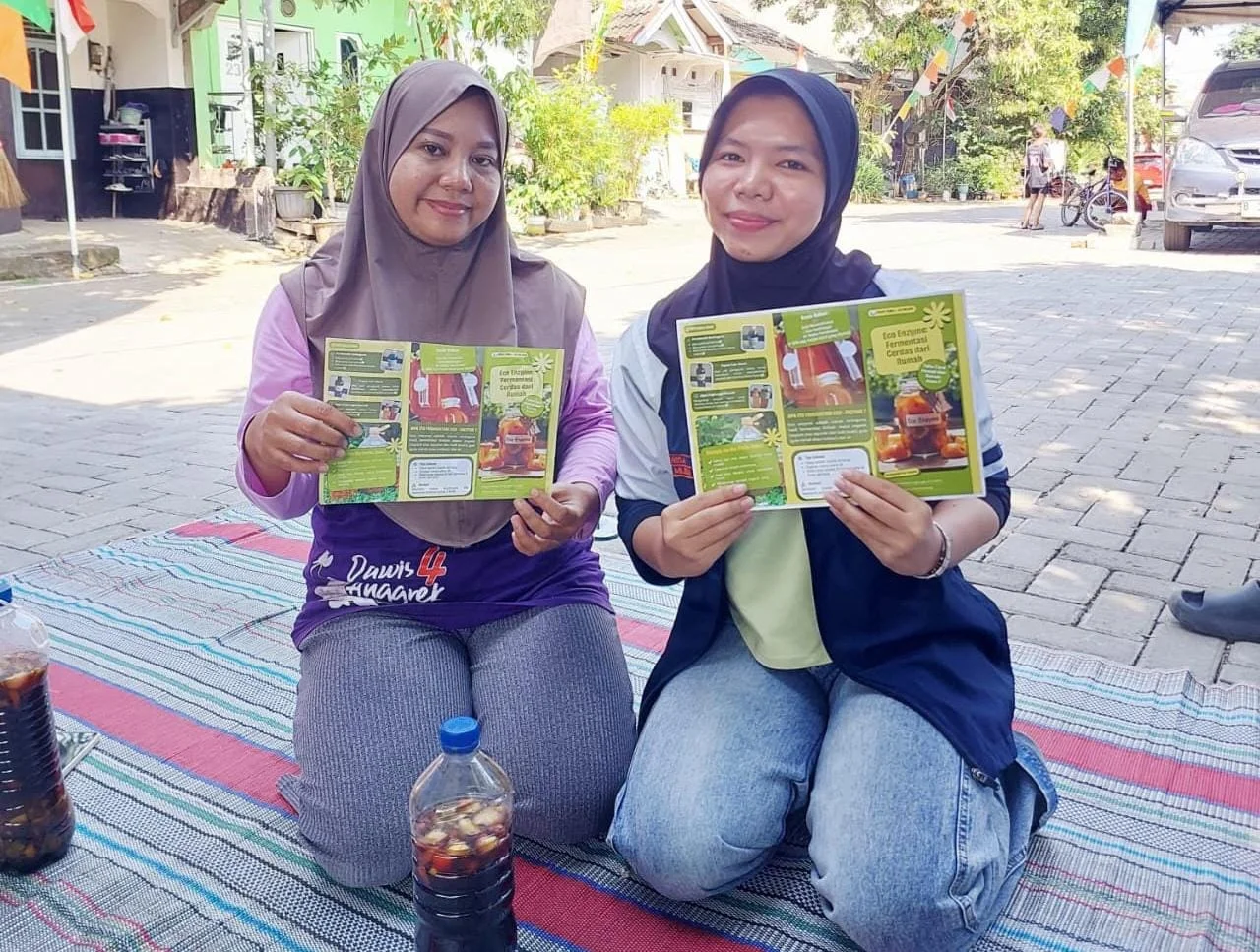 Penyerahan Leaflet Panduan fermentasi eco enzyme
bersama Ibu Ketua RT 07 Kelurahan Mijen