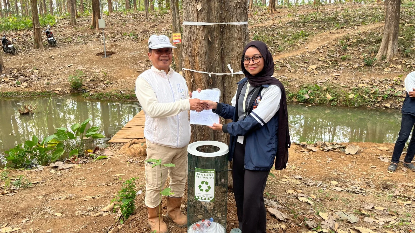 Penyerahan tempat sampah