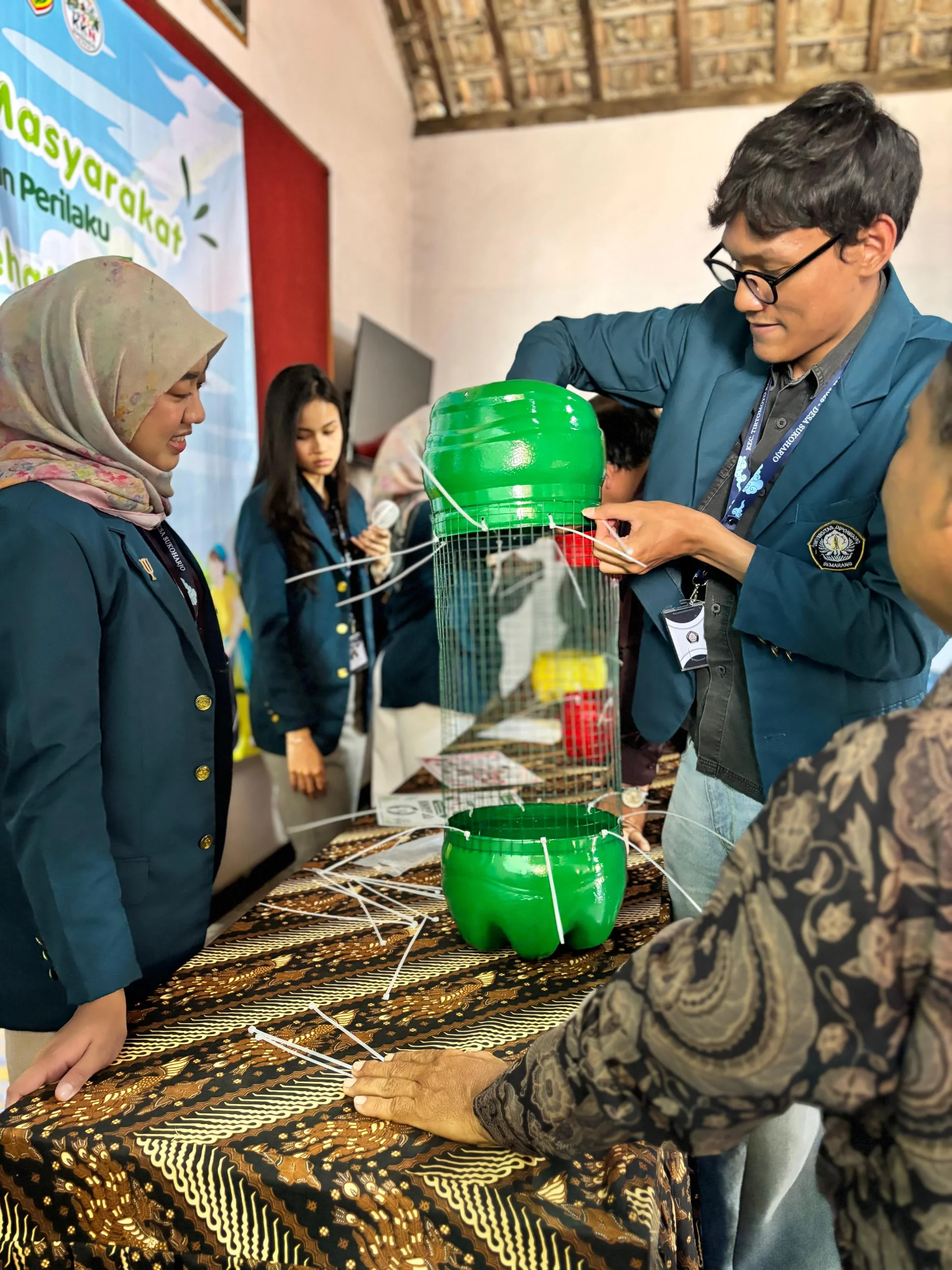 Praktik pembuatan tempat sampah dari galon air bekas