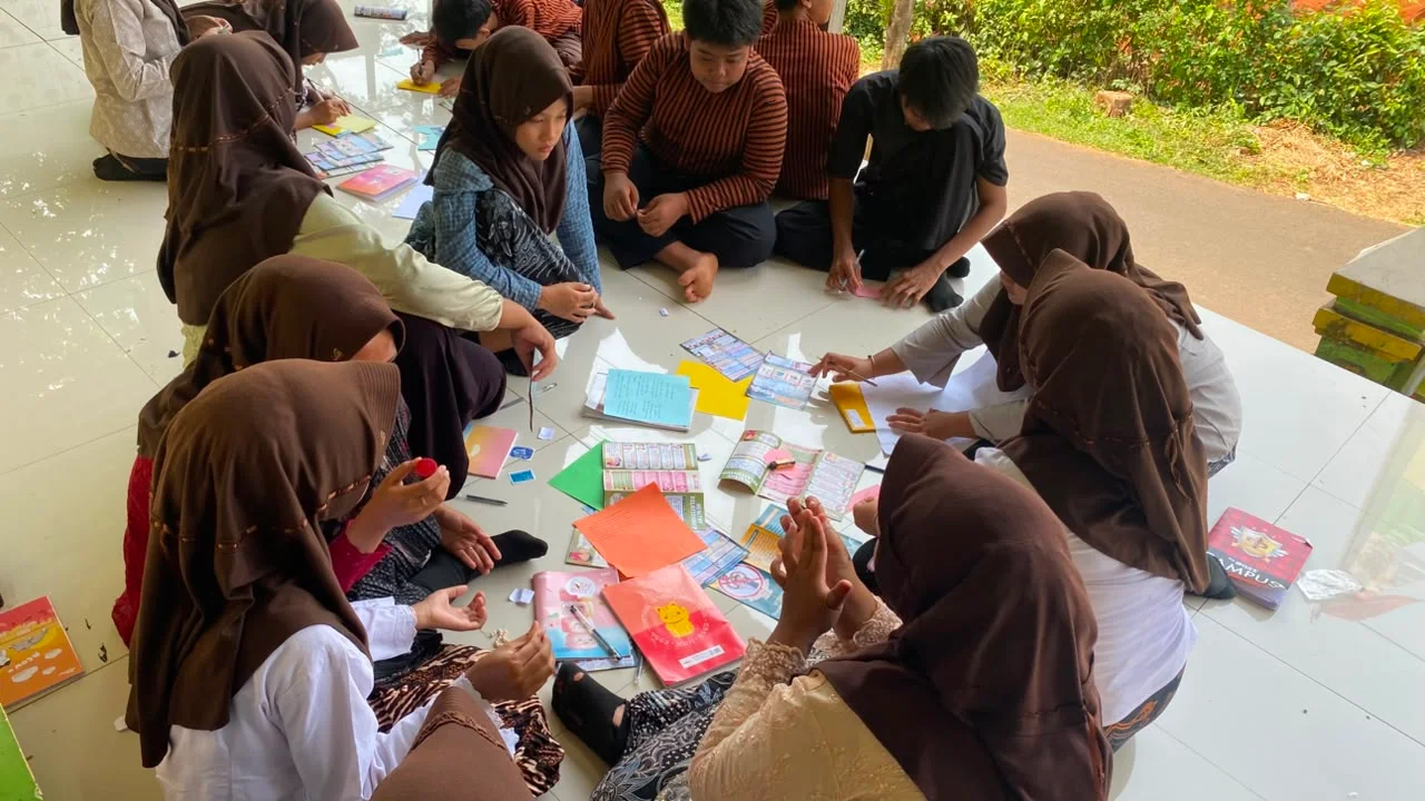 KKN Undip Gelar Penyuluhan Interaktif Kesehatan Reproduksi Remaja di SMPN 2 Kandeman