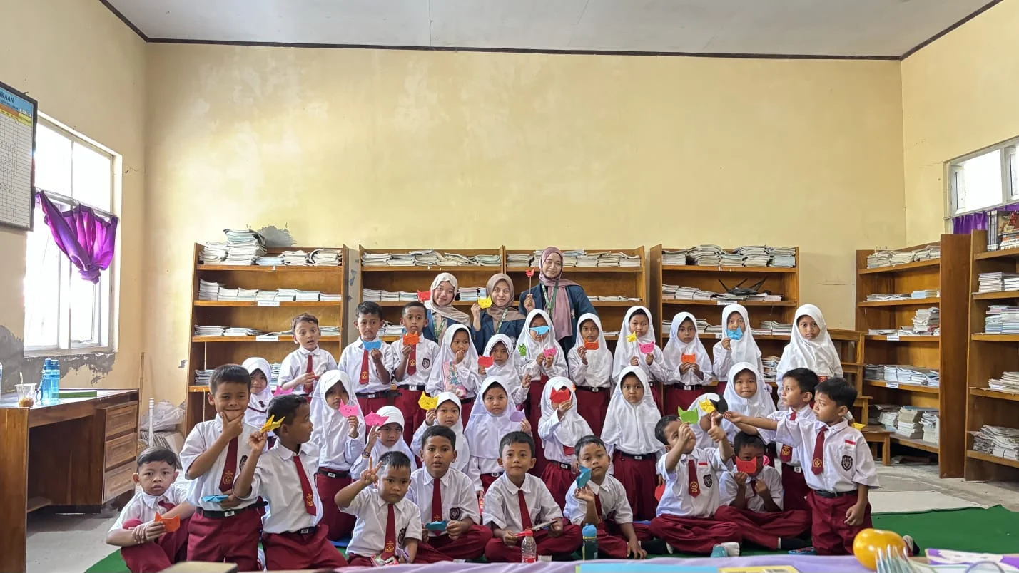Tingkatkan Minat Baca dan Imajinasi Anak Sejak Dini, Mahasiswa KKN Undip Hadirkan Metode Dongeng Wayangan Origami di SDN 02 Pantirejo
