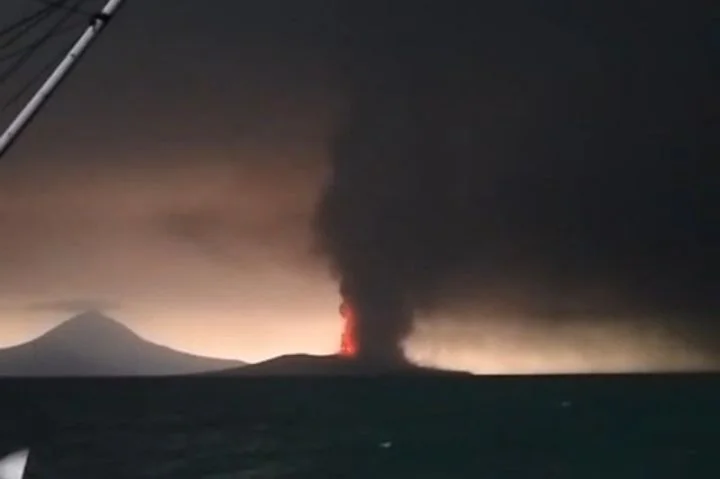 Gunung Anak Krakatau erupsi dengan menyemburkan abu vulkanik yang diduga sampai ke Kota Bandarlampung. Minggu (6/9/2026).