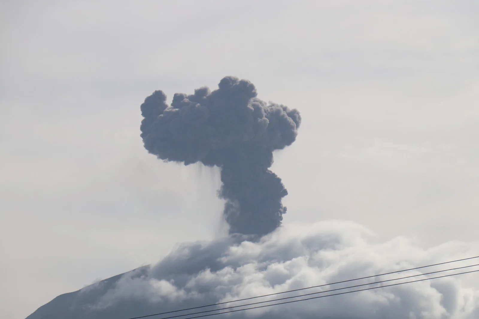 Gunung Ili Lewotolok saat Erupsi.