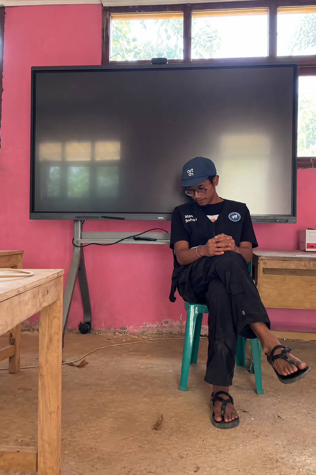 Perangkat digital layar sentuh diterima SDN Mboeng.