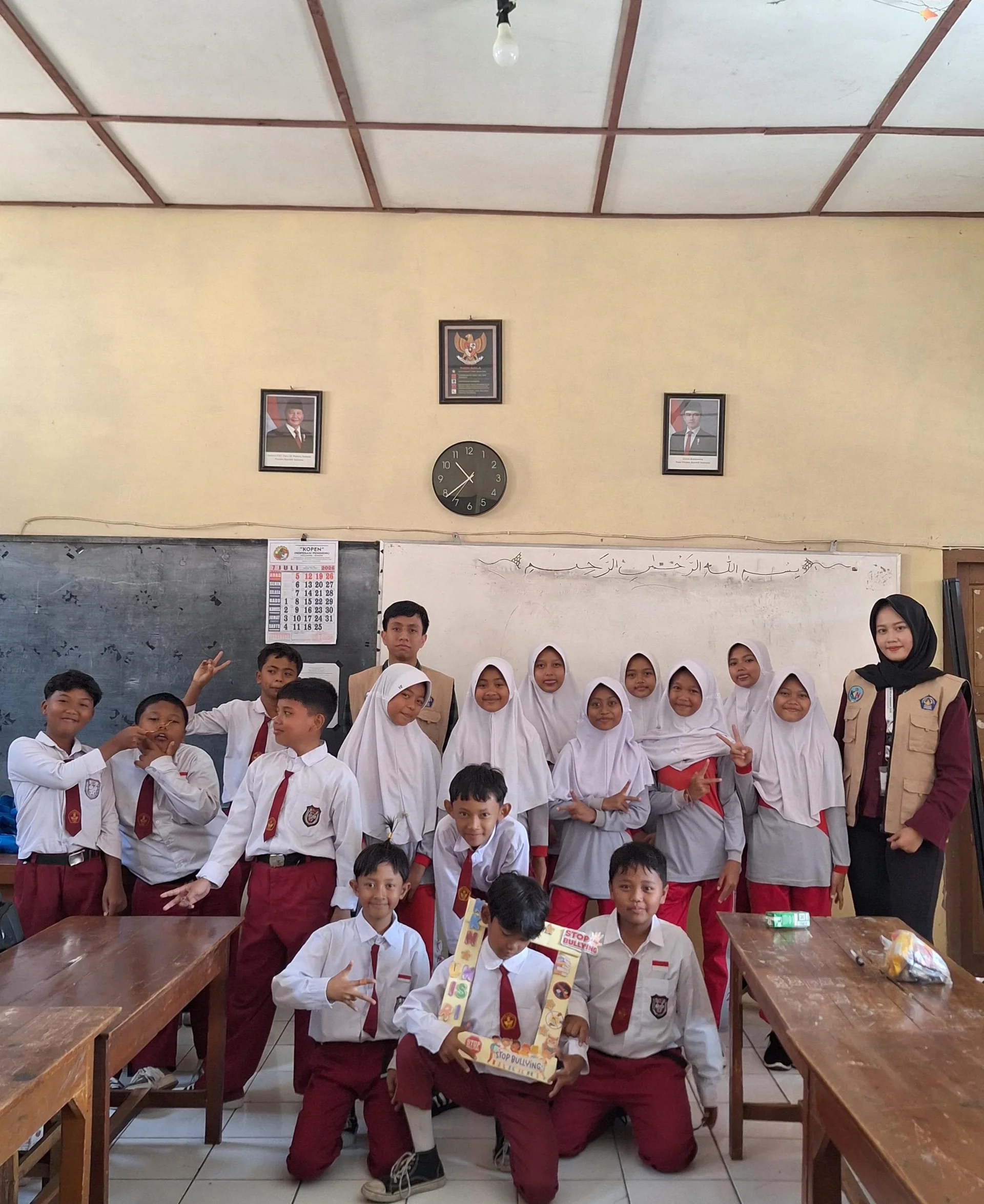 Mahasiswa KKN Unisri Edukasi siswa SDN 2 Banaran tentang apa itu Literasi digital